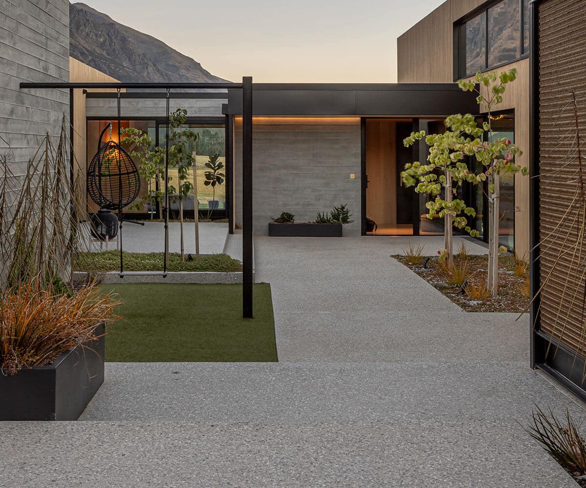 PeterFell-Queenstown-Home-Maja-Marshall-PFL609-COURTYARD-1200wide