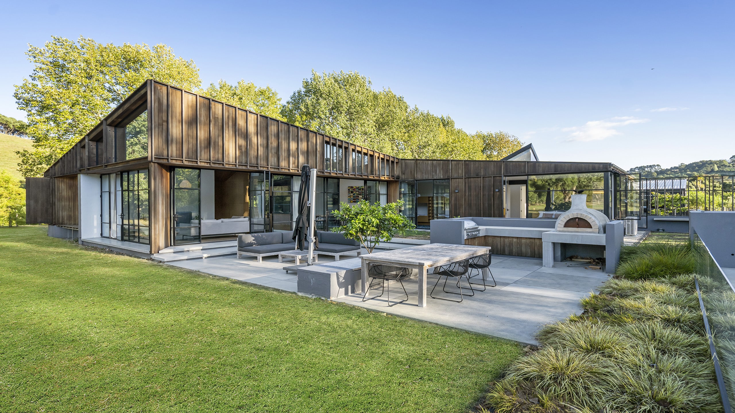 coloured concrete 673, outdoor courtyard, concrete landscape Concrete patio and BBQ area.